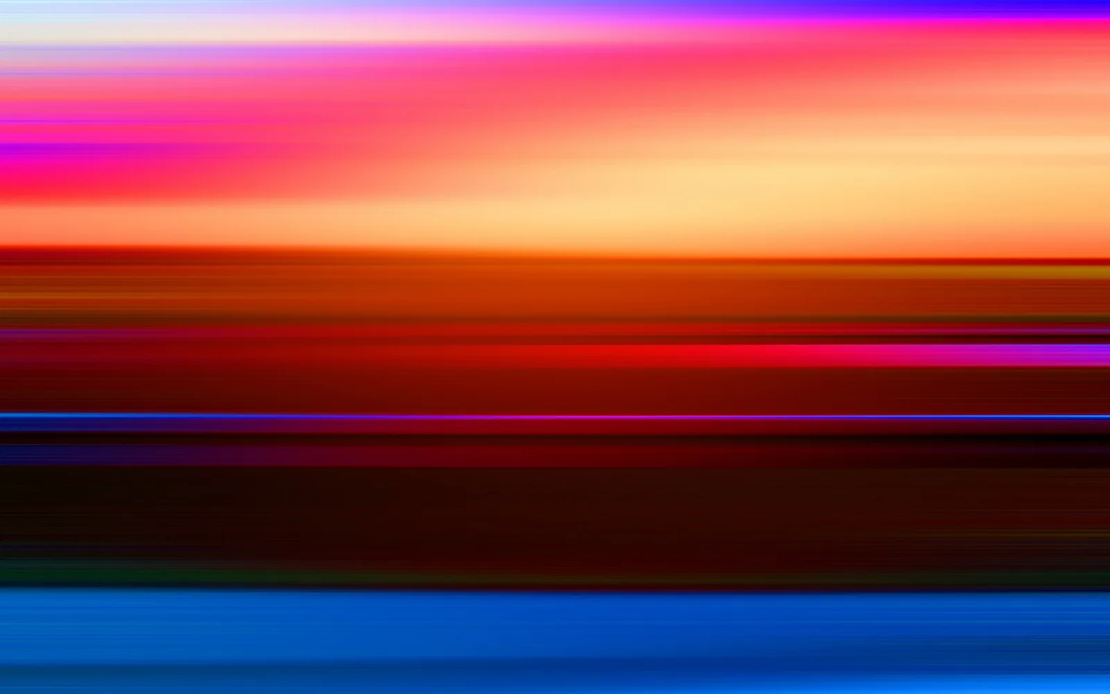 Horizontal verwischte Farbstreifen in Pink, Orange, Rot und Blau, oben heller Himmel, unten ein tiefblauer Streifen.