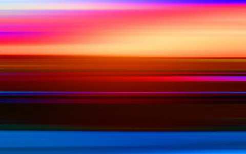Horizontal verwischte Farbstreifen in Pink, Orange, Rot und Blau, oben heller Himmel, unten ein tiefblauer Streifen.
