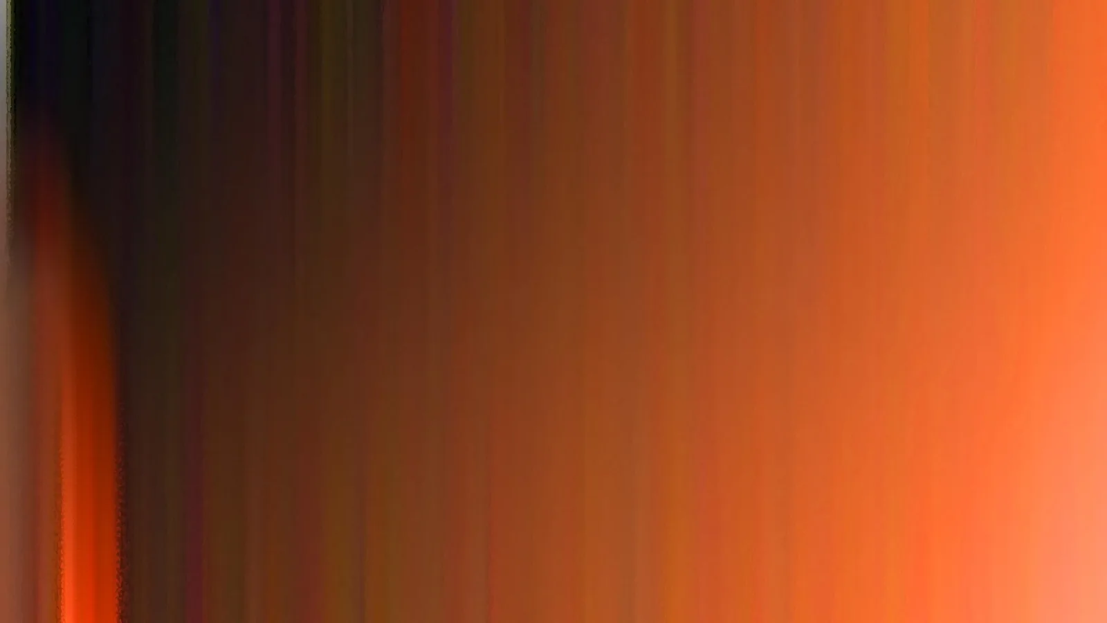 Abstrakte, senkrechte Schlieren in Orange und Schwarz, nach links dunkler und nach rechts heller werdend