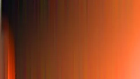 Abstrakte, senkrechte Schlieren in Orange und Schwarz, nach links dunkler und nach rechts heller werdend