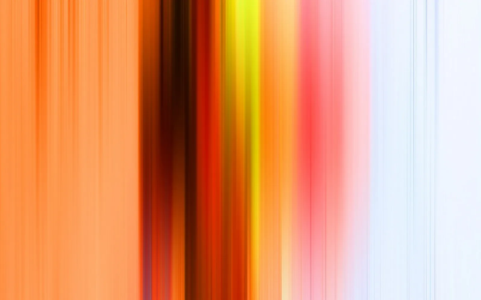 Abstrakte Komposition aus vertikalen, verwischten Streifen in Orange, Rot, Gelb, Pink und Hellblau, die von links nach rechts ineinander übergehen.