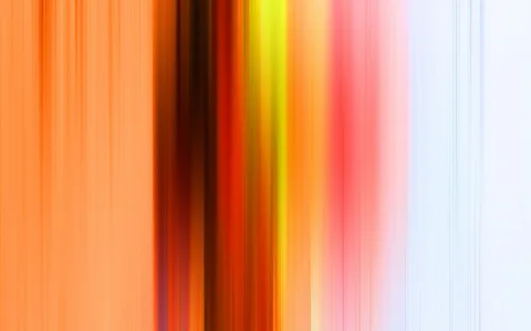 Abstrakte Komposition aus vertikalen, verwischten Streifen in Orange, Rot, Gelb, Pink und Hellblau, die von links nach rechts ineinander übergehen.
