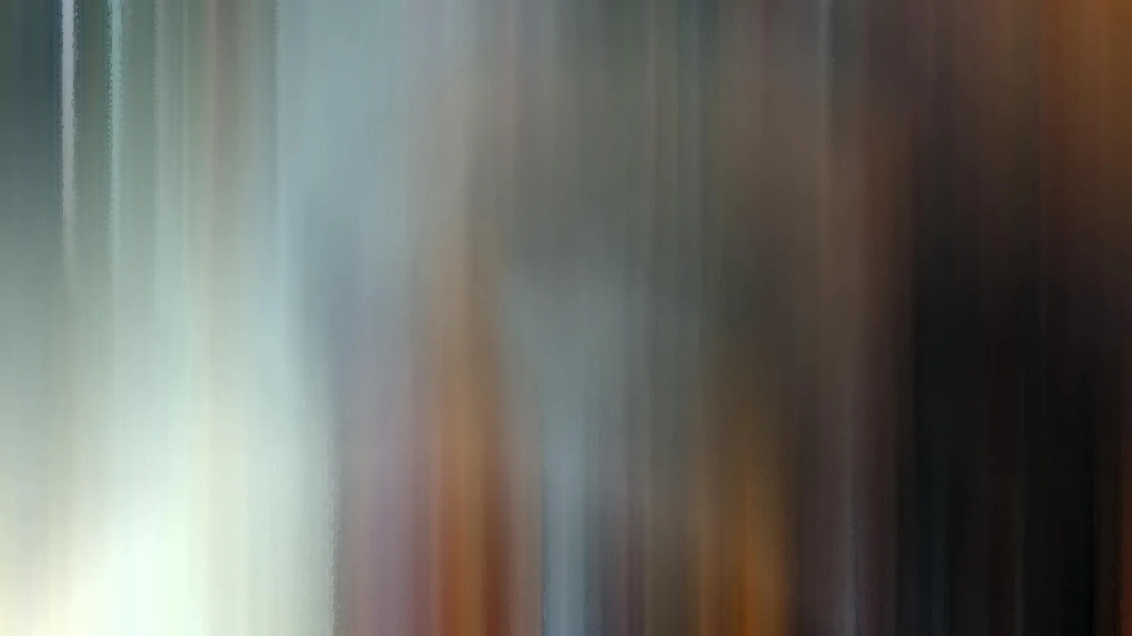Abstrakte, vertikal verwischte Farbschlieren in Grau, Weiß, Blaugrau und Orange, links hell, rechts dunkel.