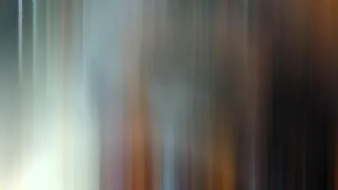 Abstrakte, vertikal verwischte Farbschlieren in Grau, Weiß, Blaugrau und Orange, links hell, rechts dunkel.