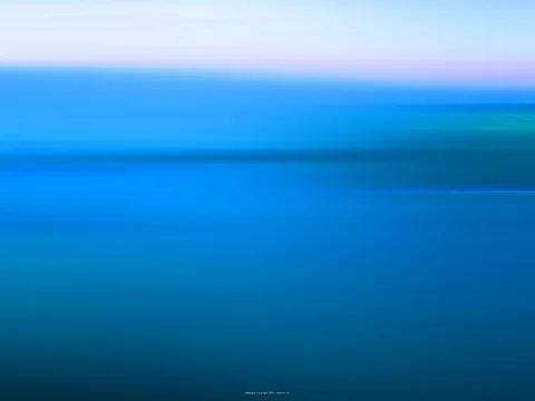 Abstrakte Komposition aus horizontal verwischten blauen Streifen, oben heller und mit einem rosafarbenen Schimmer, nach unten dunkler werdend.