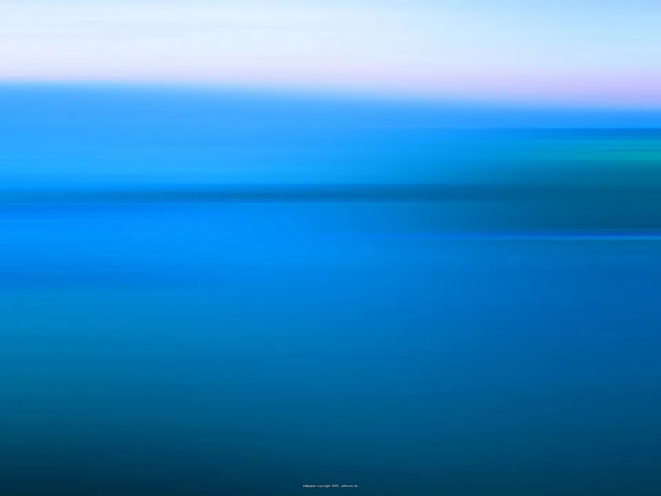 Abstrakte Komposition aus horizontal verwischten blauen Streifen, oben heller und mit einem rosafarbenen Schimmer, nach unten dunkler werdend.