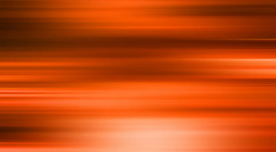 Abstrakte Fläche aus horizontalen, verwischten Streifen in Orange- und Rottönen, heller im unteren Bereich.