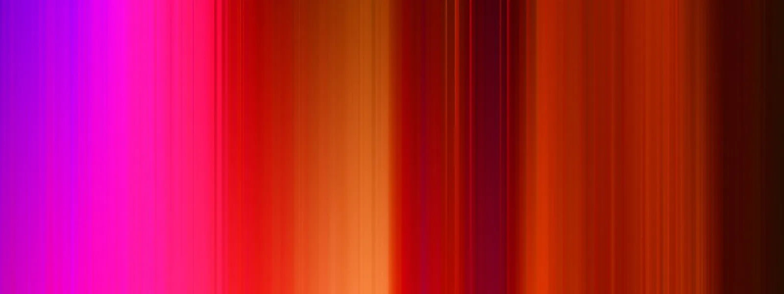 Abstrakte Komposition aus senkrechten, unscharfen Streifen in Violett, Pink, Rot, Orange und Dunkelbraun, die von links nach rechts ineinander übergehen.