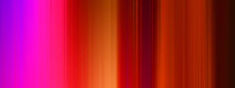 Abstrakte Komposition aus senkrechten, unscharfen Streifen in Violett, Pink, Rot, Orange und Dunkelbraun, die von links nach rechts ineinander übergehen.