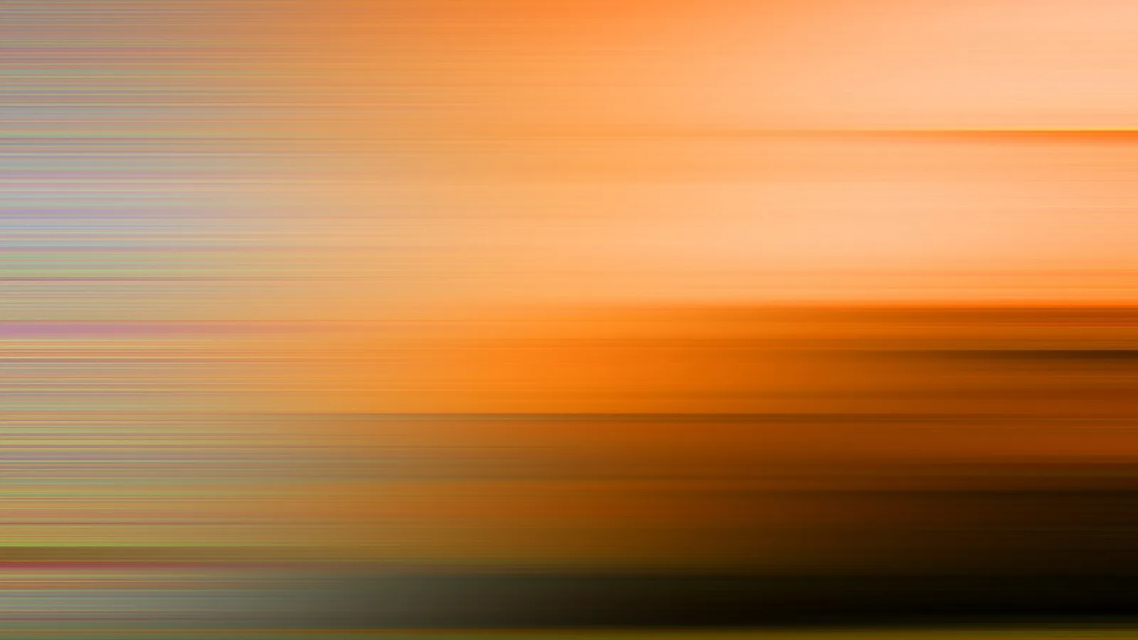 Abstrakte Komposition aus horizontalen Streifen in Orange, Braun und Schwarz, nach oben heller, nach unten dunkler werdend, mit feinen bunten Linien am linken Rand.