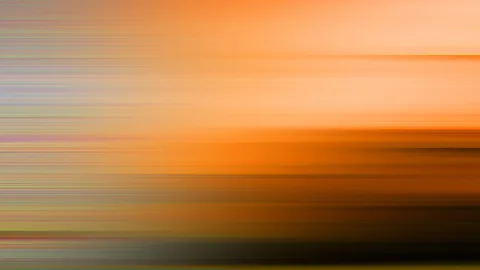 Abstrakte Komposition aus horizontalen Streifen in Orange, Braun und Schwarz, nach oben heller, nach unten dunkler werdend, mit feinen bunten Linien am linken Rand.