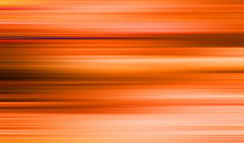 Abstrakte Komposition aus waagerechten, verwischten Streifen in Orange, Rot und Braun, mit hellen und dunklen Bändern.