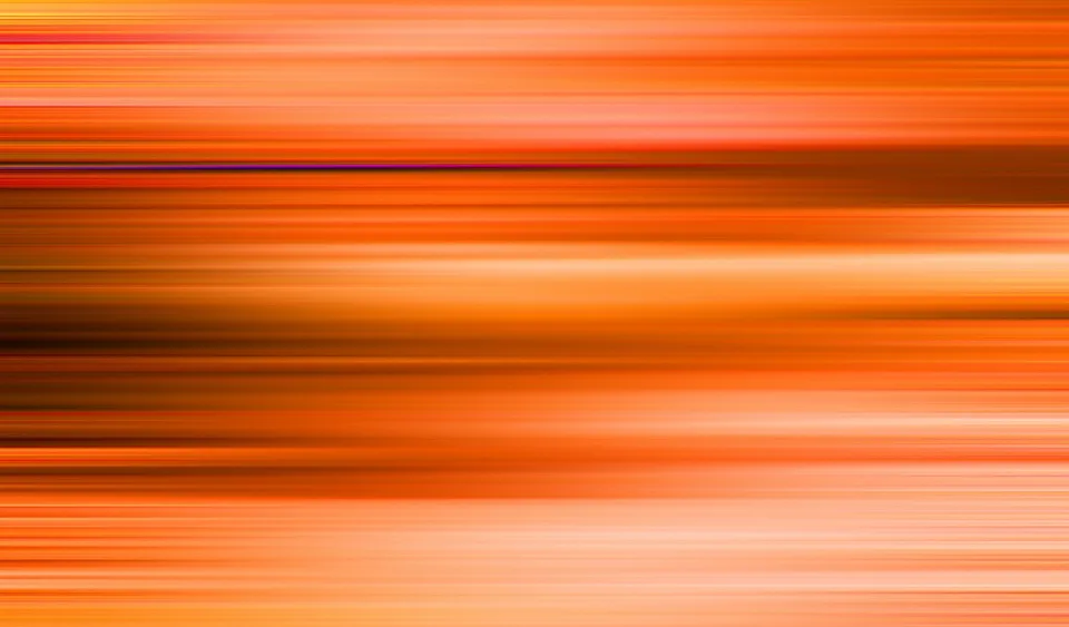 Abstrakte Komposition aus waagerechten, verwischten Streifen in Orange, Rot und Braun, mit hellen und dunklen Bändern.