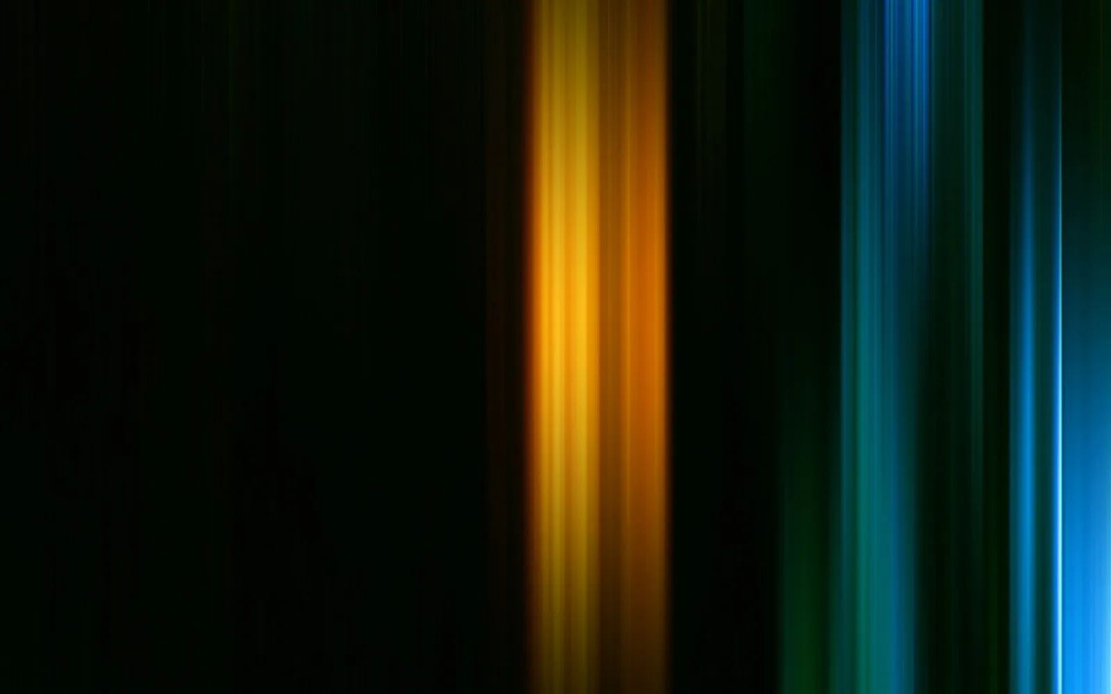 Dunkler Hintergrund mit senkrechten, verwischten Lichtstreifen: ein gelb-oranges Band in der Mitte und ein blau-grünes Bündel am rechten Rand.