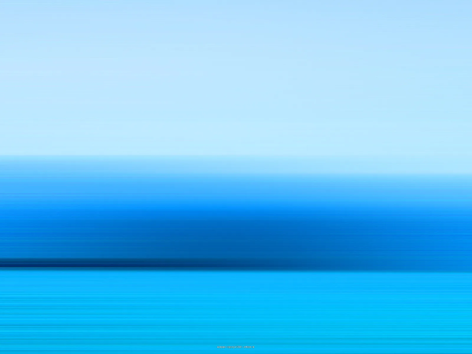 Horizontal verwischte Flächen in Hellblau, Blau und Türkis; oben heller Himmel, darunter ein dunkleres Blaubandt und unten helles Türkis mit feinen Schlieren.