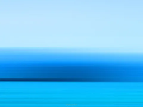 Horizontal verwischte Flächen in Hellblau, Blau und Türkis; oben heller Himmel, darunter ein dunkleres Blaubandt und unten helles Türkis mit feinen Schlieren.