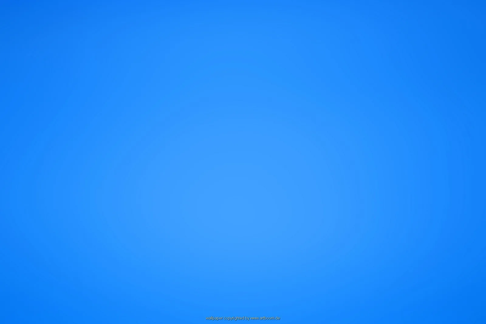 Gleichmäßiger blauer Farbverlauf, in der Mitte heller und zu den Rändern dunkler, mit einem kleinen Schriftzug am unteren Rand.