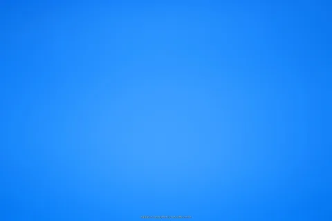 Gleichmäßiger blauer Farbverlauf, in der Mitte heller und zu den Rändern dunkler, mit einem kleinen Schriftzug am unteren Rand.