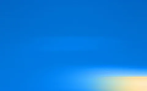 Großflächiger blauer Verlauf mit horizontalen Schlieren, rechts unten ein heller gelblicher Lichtstreifen.