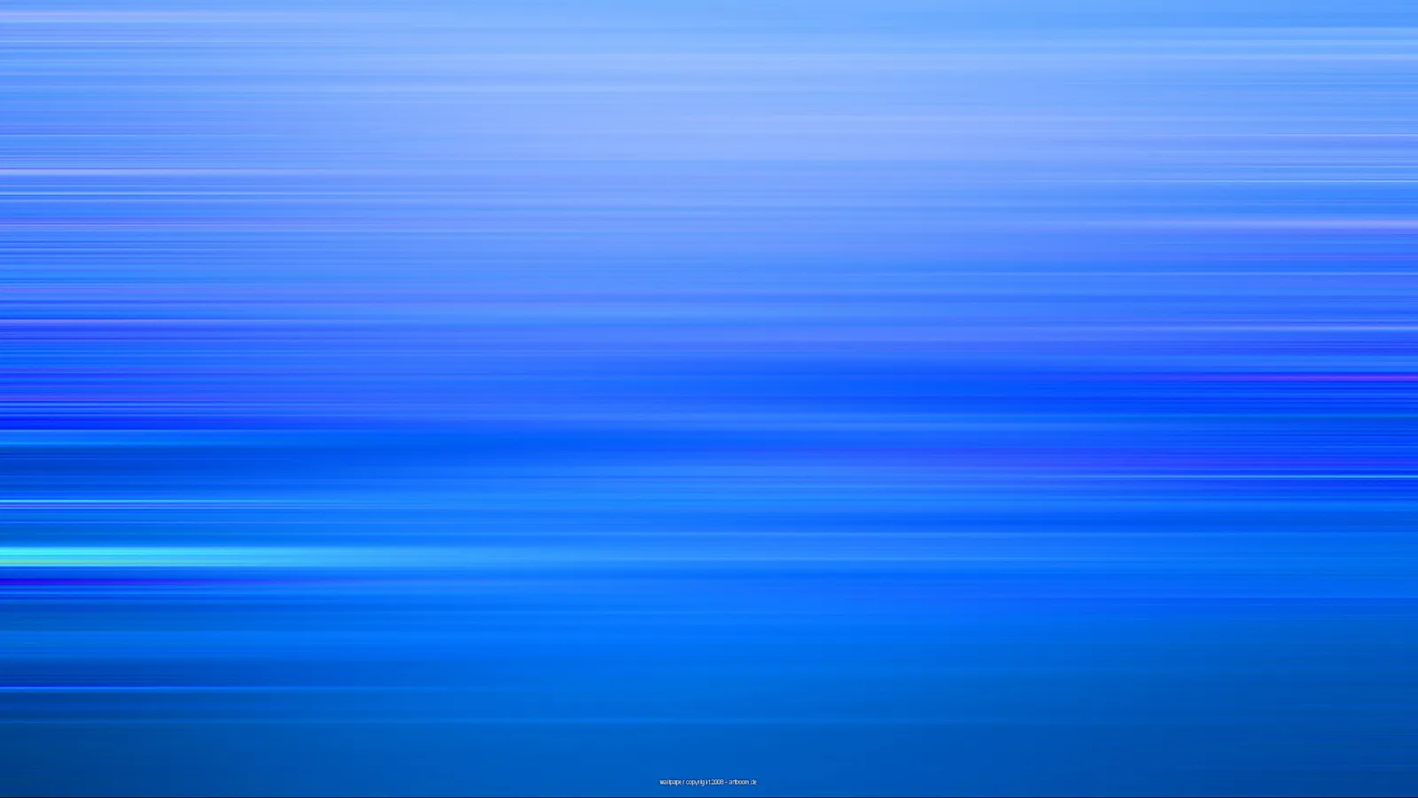 Abstrakte Komposition aus horizontalen, verwischten blauen Lichtstreifen, die von hell oben in tiefes Blau unten übergehen, mit einem leuchtenden türkisfarbenen Streifen im unteren Drittel.
