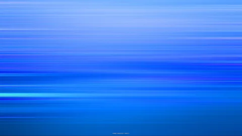 Abstrakte Komposition aus horizontalen, verwischten blauen Lichtstreifen, die von hell oben in tiefes Blau unten übergehen, mit einem leuchtenden türkisfarbenen Streifen im unteren Drittel.