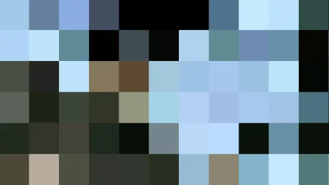 Pixelmosaik aus rechteckigen Feldern in Blau-, Schwarz-, Grün- und Beigetönen, ohne erkennbares Motiv.