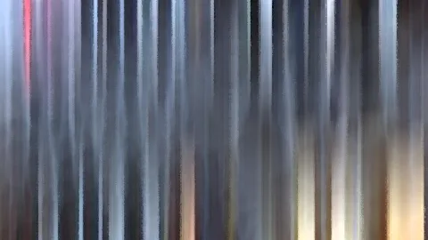 Abstrakte vertikale Streifen in Grau, Blau und Beige, am linken Rand ein roter Akzent und unten rechts warmes gelbliches Licht.