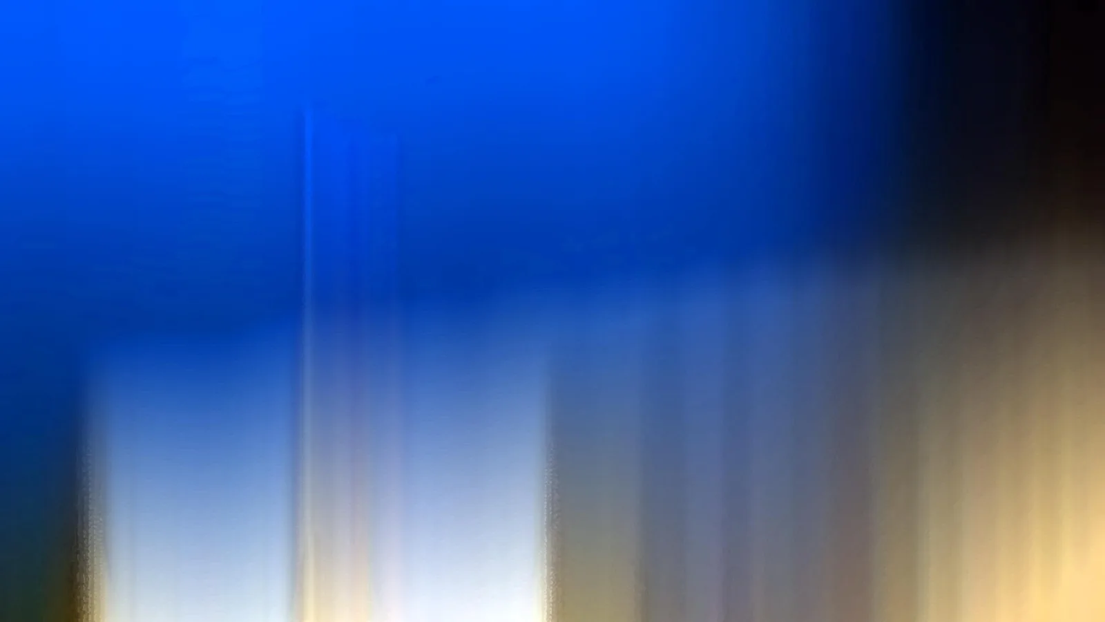 Abstrakte Komposition aus vertikal verwischten Streifen in Blau, Weiß und Gold auf dunklem Grund, nach oben hin in tiefes Blau übergehend.