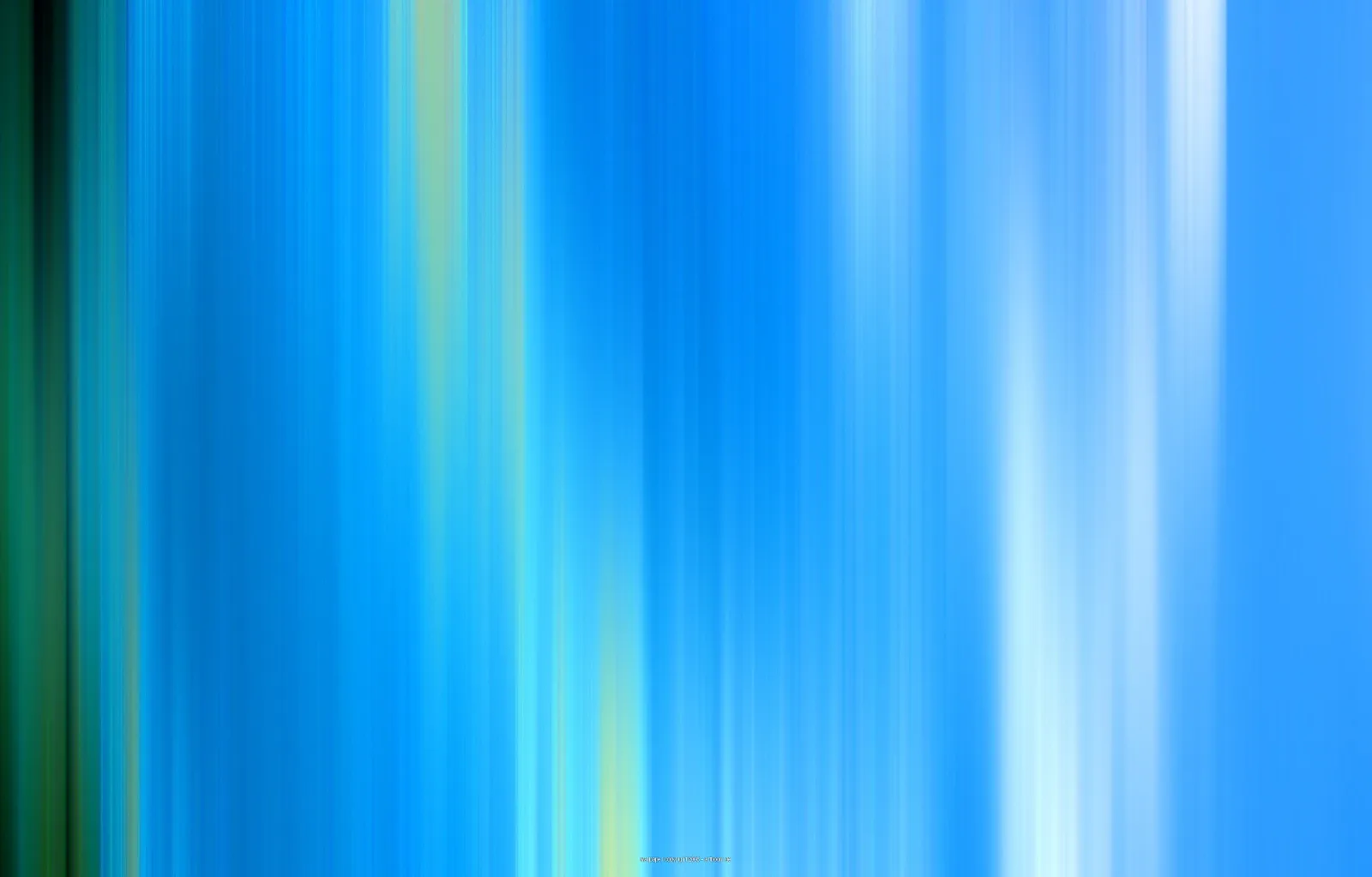 Vertikale, verwischte Streifen in Blau, Hellblau und Grün, nach rechts heller werdend, mit weißlichen Lichtbahnen.