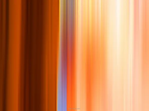 Vertikale, unscharfe Streifen in Braun, Orange und Creme, am linken Bildrand ein blauviolettes Band.