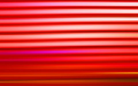 Abstraktes Bild mit horizontalen, leicht verschwommenen Streifen in Rot, Rosa und Orange, durchzogen von hellen weißlichen Bändern.