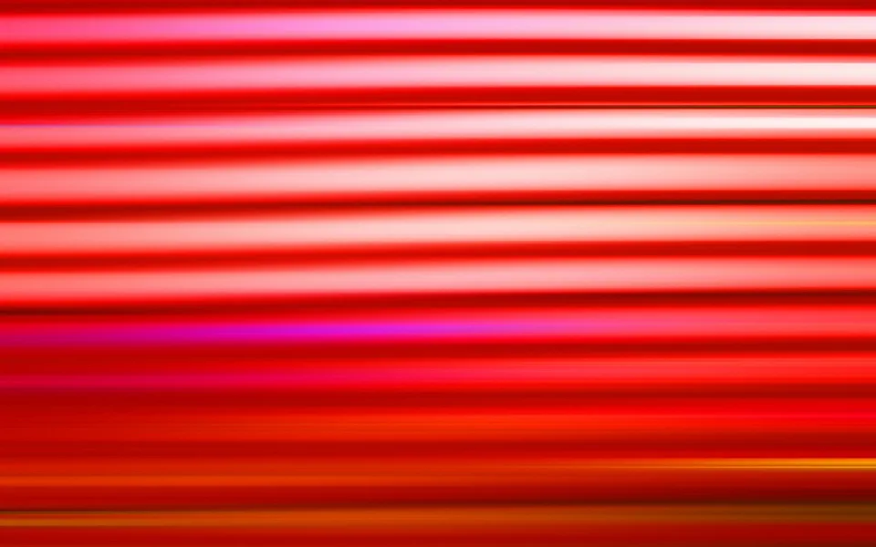 Abstraktes Bild mit horizontalen, leicht verschwommenen Streifen in Rot, Rosa und Orange, durchzogen von hellen weißlichen Bändern.