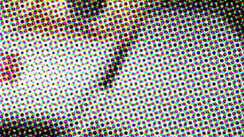 Farbiges Punktraster in Rot, Grün, Blau, Gelb, Cyan und Magenta auf weißem Grund, oben und unten dichter und dunkler, mit einer diagonalen Zone großer schwarzer Punkte.