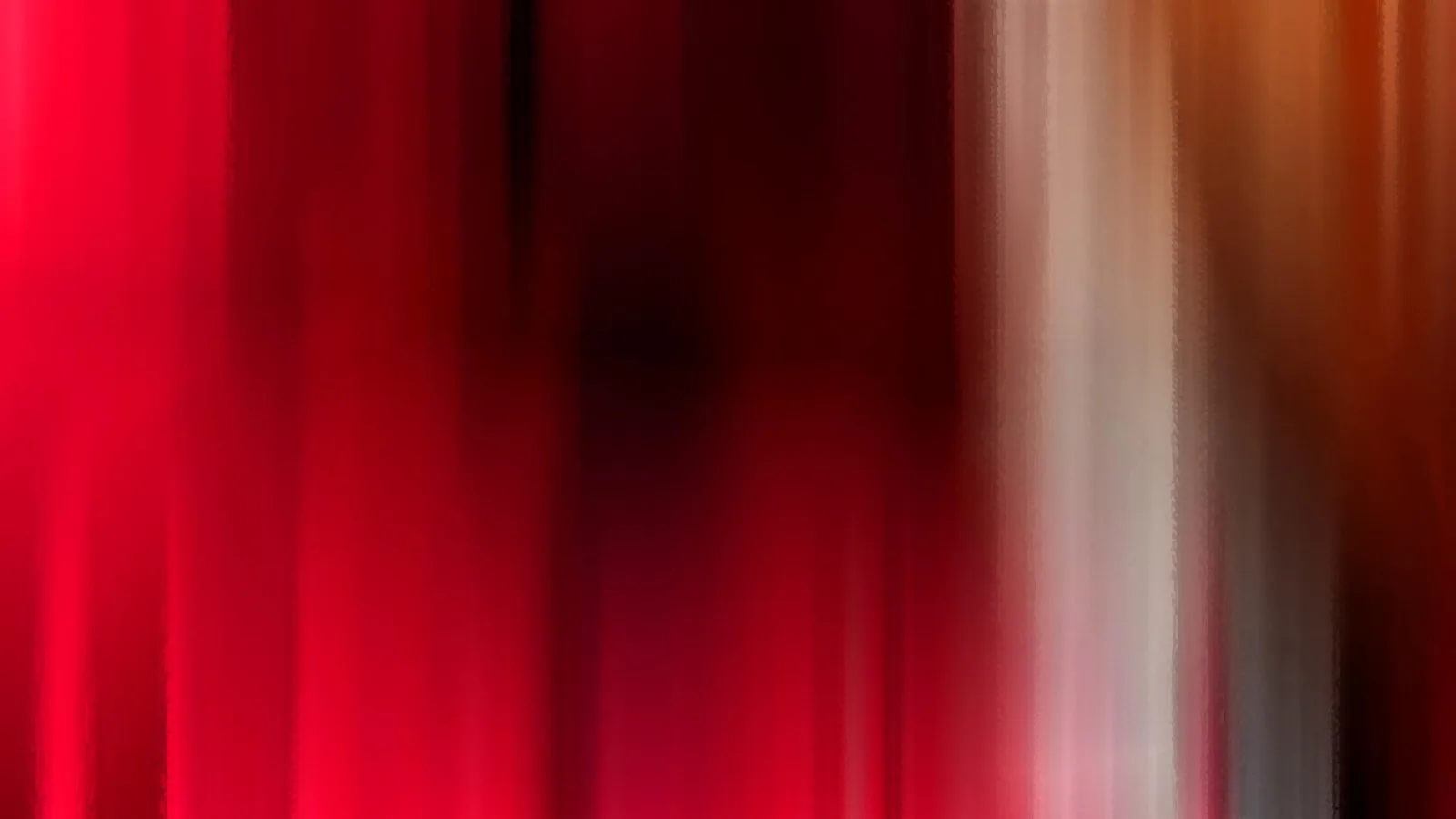 Abstrakte Komposition aus senkrechten, verwischten Streifen in Rot, Dunkelrot und Beige, rechts von hellen und orangefarbenen Tönen durchzogen.