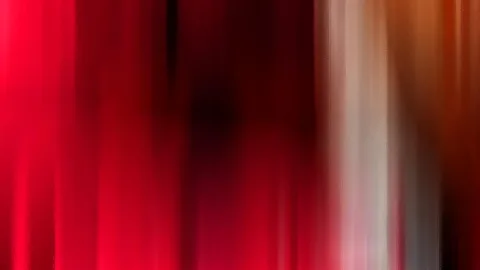 Abstrakte Komposition aus senkrechten, verwischten Streifen in Rot, Dunkelrot und Beige, rechts von hellen und orangefarbenen Tönen durchzogen.