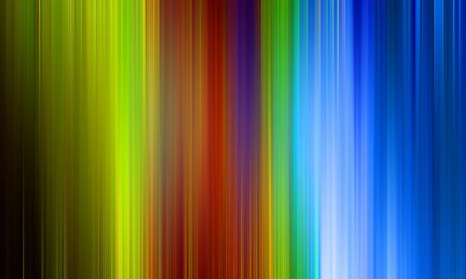 Abstraktes Bild aus vertikalen, verwischten Farbstreifen, von Grün und Gelb über Orange und Rot und Violett bis zu Hellblau und tiefem Blau.