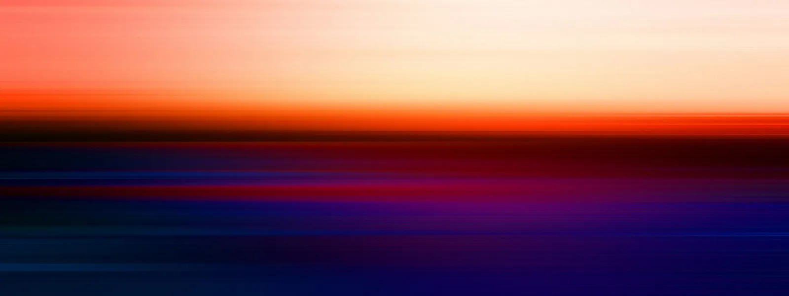 Verwischte horizontale Streifen in Orange, Rot, Blau und Violett, oben hell und cremefarben, unten dunkelblau.