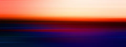 Verwischte horizontale Streifen in Orange, Rot, Blau und Violett, oben hell und cremefarben, unten dunkelblau.