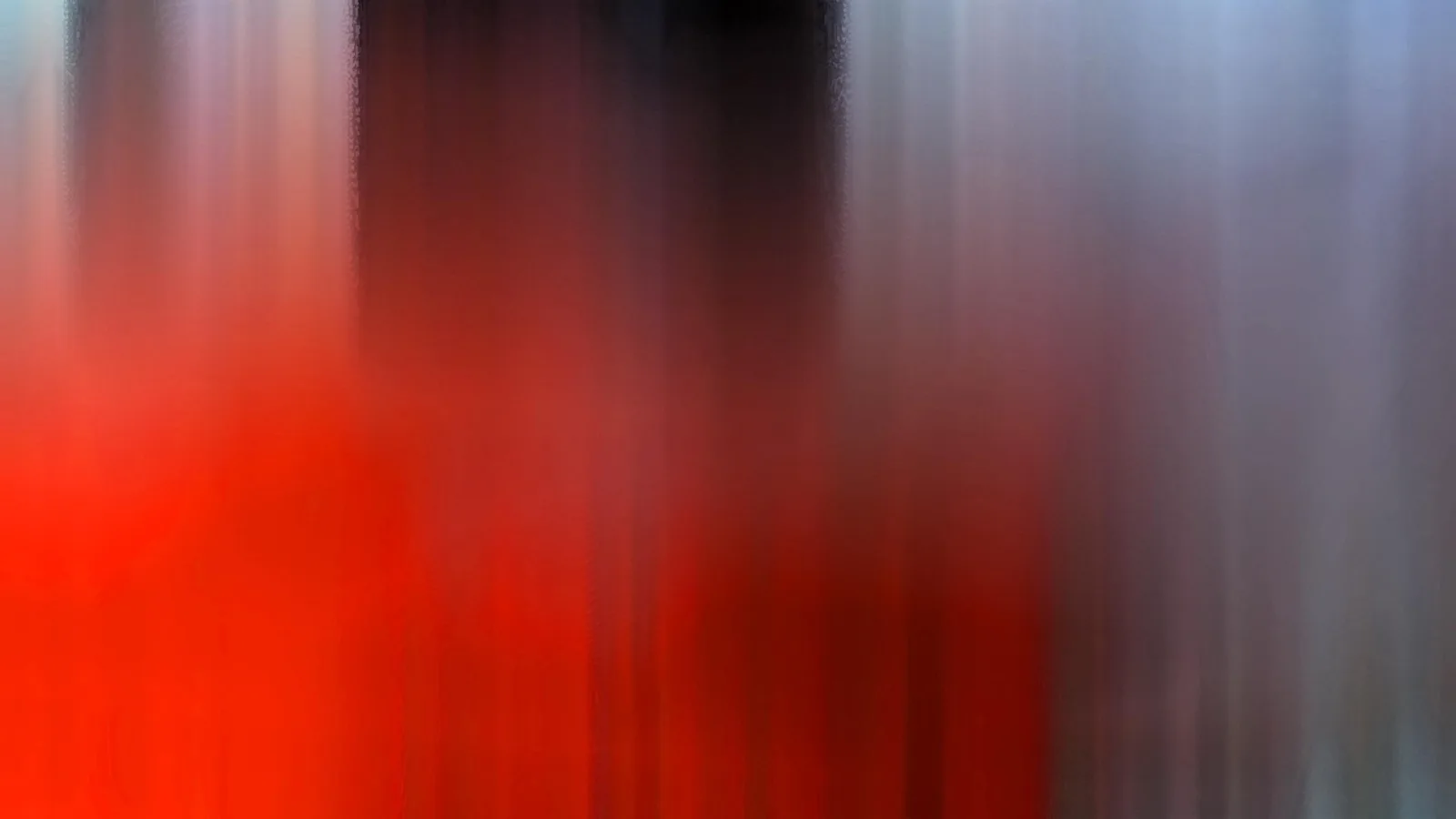Abstrakte Komposition aus vertikalen, verwischten Schlieren in Rot, Schwarz und Grau, die von unten links nach oben rechts an Intensität verlieren.