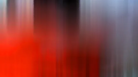 Abstrakte Komposition aus vertikalen, verwischten Schlieren in Rot, Schwarz und Grau, die von unten links nach oben rechts an Intensität verlieren.