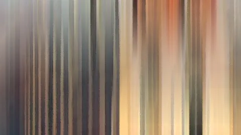 Abstrakte Komposition aus vertikalen, verwischten Streifen in Grau, Beige, Rosa und Orange, die von links nach rechts von kühlen zu warmen Farbtönen wechseln.