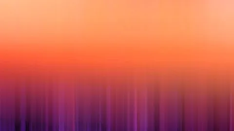 Abstrakter Farbverlauf von Orange oben zu Violett unten, durchzogen von senkrecht verwischten Streifen.