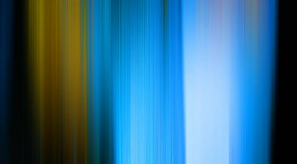 Vertikale blaue und gelbe Streifen verlaufen unscharf über das Bild, an den Rändern dunkel.