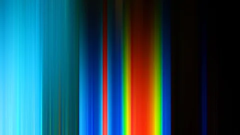 Vertikale, verwischte Lichtstreifen in Blau, Rot, Orange, Gelb und Grün auf schwarzem Hintergrund, nach rechts dunkler werdend.