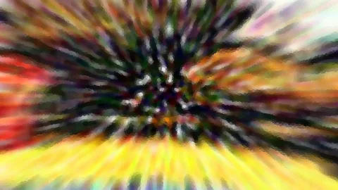 Abstrakte Komposition aus radial von der Mitte nach außen laufenden Farbstrahlen in Rot, Gelb, Grün und Violett mit dunklem Zentrum und hellen Lichtpunkten.