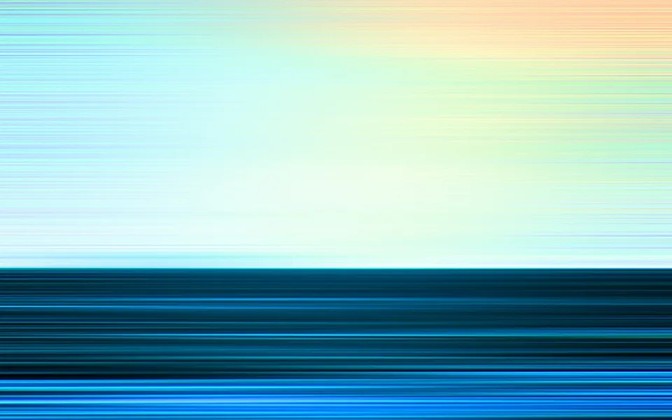Horizontale, verwischte Streifen in Hellblau, Mintgrün und Pfirsich oben, darunter ein dunkles Blau mit hellen Blaustreifen am unteren Rand.