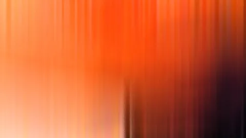 Verwischte vertikale Streifen in Orange, Rot und Dunkelbraun, nach rechts unten dunkler werdend