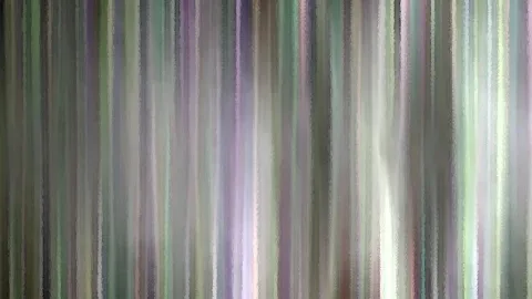 Abstraktes Bild aus vertikalen, verwischten Streifen in Grün, Lila, Grau und Weiß.