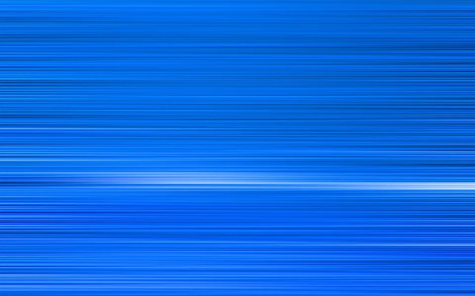 Abstrakte Fläche aus blauen, horizontal verlaufenden Streifen mit einer hellen weißen Linie im unteren Mittelbereich.