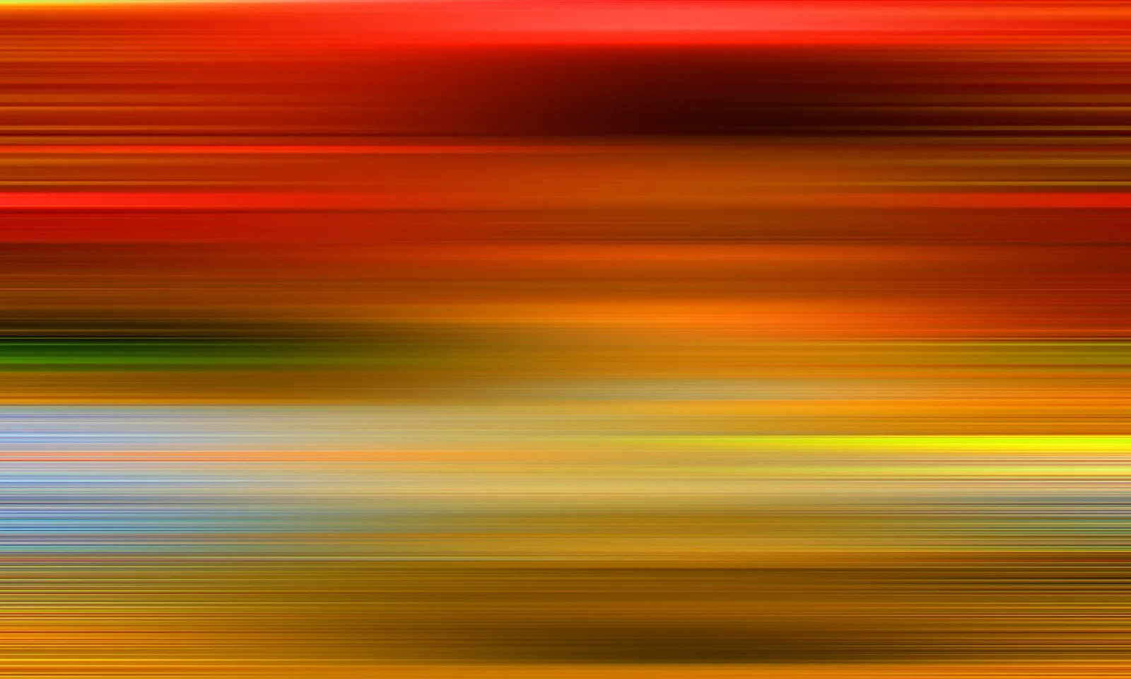 Horizontal verwischte Streifen in Rot, Orange, Gelb und Blau, oben ein dunkles Band.